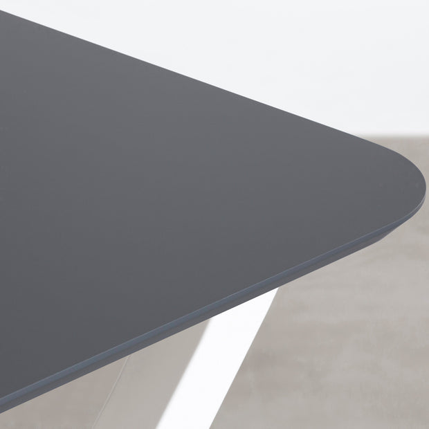KanademonoのFENIXダークグレー天板にホワイトのＸライン鉄脚を合わせたテーブル（角）