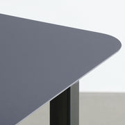 KanademonoのFENIXダークグレー天板にマットクリア塗装仕上げのスクエア鉄脚を組み合わせたテーブル（角）