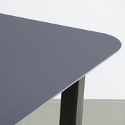 KanademonoのFENIXダークグレー天板にマットクリア塗装仕上げのトラペゾイド鉄脚を組み合わせたテーブル（角）
