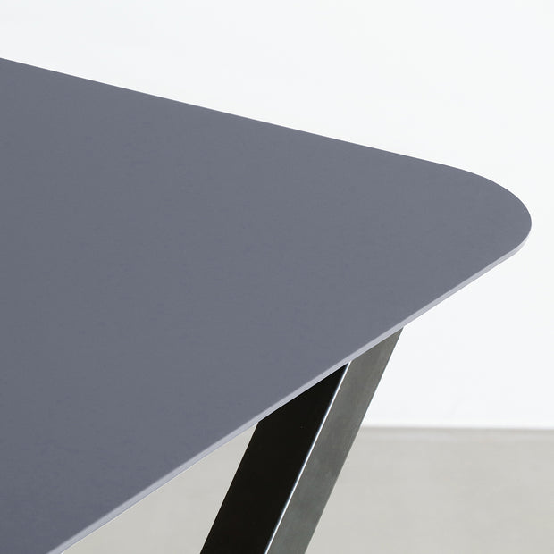 KanademonoのFENIXダークグレー天板にマットクリア塗装仕上げのXライン鉄脚を組み合わせたテーブル（角）
