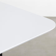 ナノテクノロジー素材を使用したライトグレーのFENIX天板とマットブラックの_鉄脚を組み合わせた優れた性能と美しさを併せもつ新しいテーブル（天板クローズアップ）