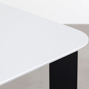 ナノテクノロジー素材を使用したライトグレーのFENIX天板とマットブラックのスラッシュスクエア鉄脚を組み合わせた優れた性能と美しさを併せもつ新しいテーブル（天板クローズアップ）