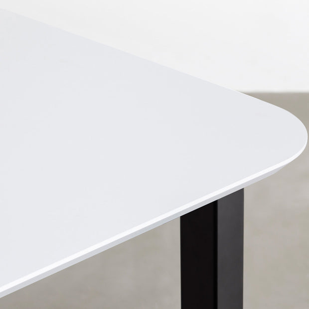 ナノテクノロジー素材を使用したライトグレーのFENIX天板とマットブラックのスクエアバー鉄脚を組み合わせた優れた性能と美しさを併せもつ新しいテーブル（天板クローズアップ）