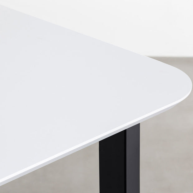 ナノテクノロジー素材を使用したライトグレーのFENIX天板とマットブラックのスクエア鉄脚を組み合わせた優れた性能と美しさを併せもつ新しいテーブル（天板クローズアップ3）