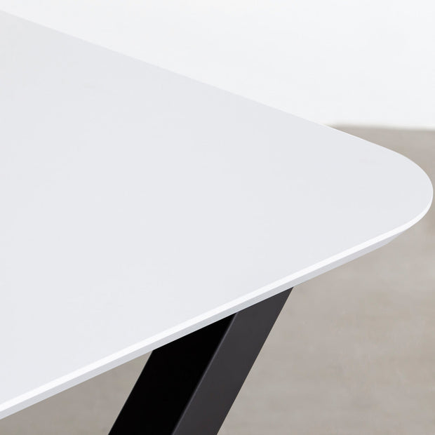 ナノテクノロジー素材を使用したライトグレーのFENIX天板とマットブラックのX鉄脚を組み合わせた優れた性能と美しさを併せもつ新しいテーブル（天板クローズアップ）