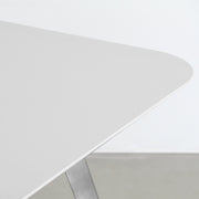 KANADEMONOのFENIX 天板ライトグレーにステンレスフラットピン脚を組み合わせた、優れた性能と美しさを併せもつ新しいテーブル（天板）