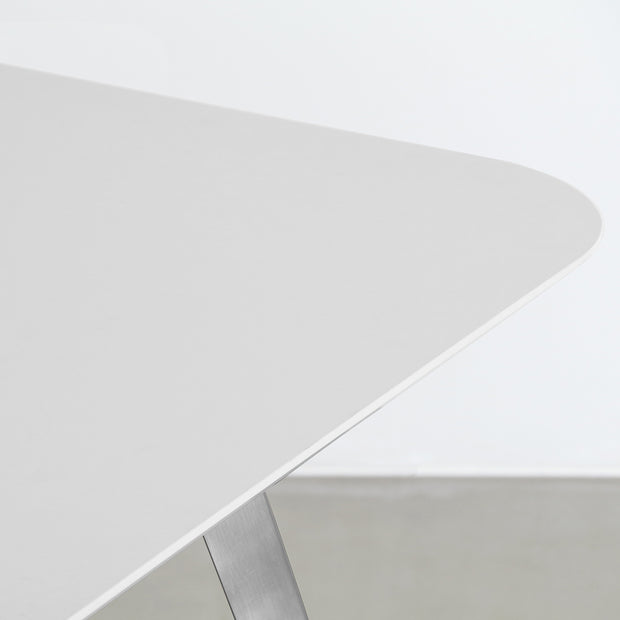 KANADEMONOのFENIX 天板ライトグレーにステンレスフラットピン脚を組み合わせた、優れた性能と美しさを併せもつ新しいテーブル（天板）