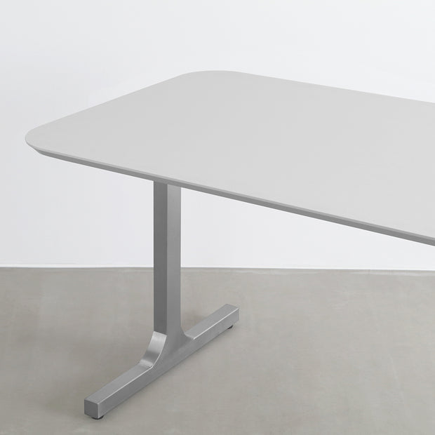 KANADEMONOのFENIX 天板ライトグレーにステンレスI脚を組み合わせた、優れた性能と美しさを併せもつ新しいテーブル（天板と脚）