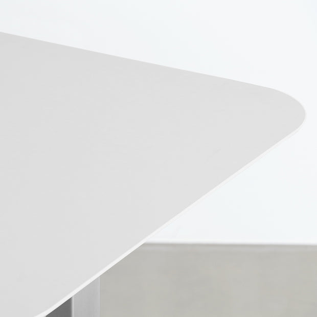 KANADEMONOのFENIX 天板ライトグレーにステンレスI脚を組み合わせた、優れた性能と美しさを併せもつ新しいテーブル（天板）