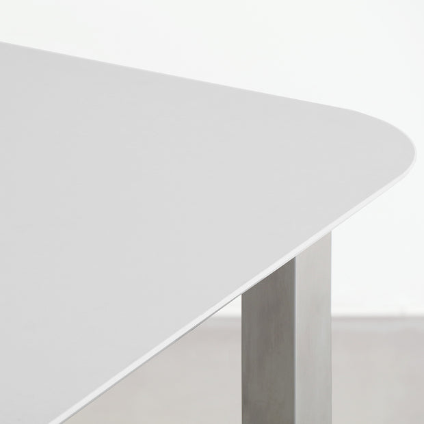 KANADEMONOのFENIX 天板ライトグレーにステンレススクエアバー脚を組み合わせた、優れた性能と美しさを併せもつ新しいテーブル（天板）