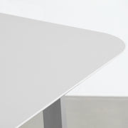 KANADEMONOのFENIX 天板ライトグレーにステンレスベル脚を組み合わせた、優れた性能と美しさを併せもつテーブル（天板）