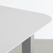 KANADEMONOのFENIX 天板ライトグレーにステンレス脚を組み合わせた、優れた性能と美しさを併せもつ新しいテーブル（天板）