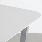 KANADEMONOのFENIX 天板ライトグレーにステンレストラぺゾイド脚を組み合わせた、優れた性能と美しさを併せもつ新しいテーブル（天板）