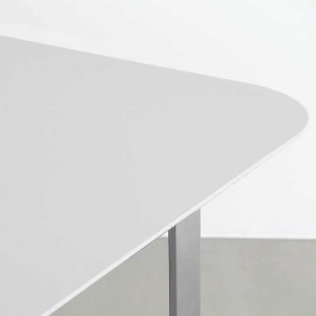KANADEMONOのFENIX 天板ライトグレーにステンレスW脚を組み合わせた、優れた性能と美しさを併せもつテーブル（天板）