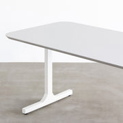 KanademonoのFENIXライトグレー天板にホワイトのIライン鉄脚を合わせたテーブル（天板と脚）