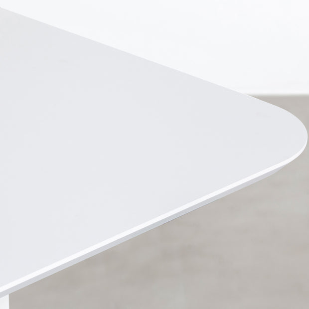 KanademonoのFENIXライトグレー天板にホワイトのIライン鉄脚を合わせたテーブル（角）