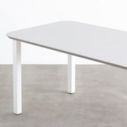 KanademonoのFENIXライトグレー天板にホワイトの角柱鉄脚を合わせたテーブル（天板と脚）