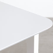 KanademonoのFENIXライトグレー天板にホワイトのスクエア鉄脚を合わせたテーブル（角）