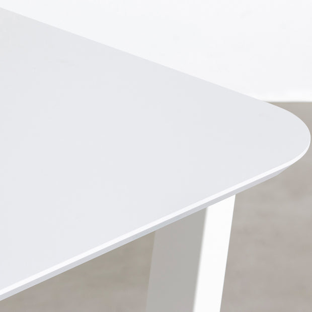 KanademonoのFENIXライトグレー天板にホワイトのトラペゾイド鉄脚を合わせたテーブル（角）