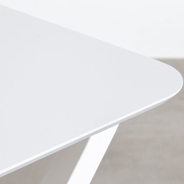 KanademonoのFENIXライトグレー天板にホワイトのＸライン鉄脚を合わせたテーブル（角）