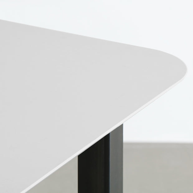 KanademonoのFENIXライトグレー天板にマットクリア塗装仕上げのスクエア鉄脚を組み合わせたテーブル（角）