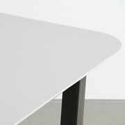 KanademonoのFENIXライトグレー天板にマットクリア塗装仕上げのトラペゾイド鉄脚を組み合わせたテーブル（角）