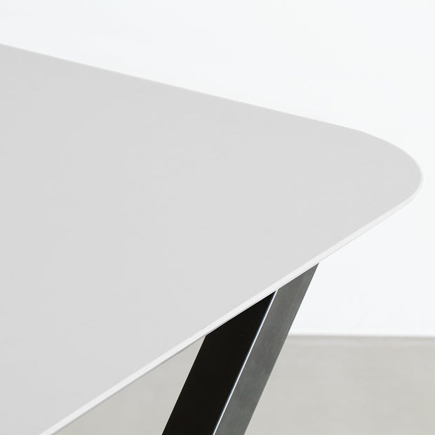 KanademonoのFENIXライトグレー天板にマットクリア塗装仕上げのXライン鉄脚を組み合わせたテーブル（角）