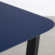 KanademonoのFENIXネイビー天板にブラックのトラペゾイド鉄脚を合わせたテーブル（角）