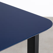 KanademonoのFENIXネイビー天板にブラックの配線孔付きスクエア鉄脚を合わせたテーブル（角）