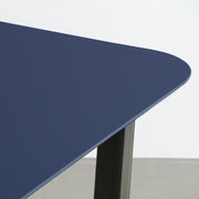 KanademonoのFENIXネイビー天板にマットクリア塗装仕上げのトラペゾイド鉄脚を組み合わせたテーブル（角）