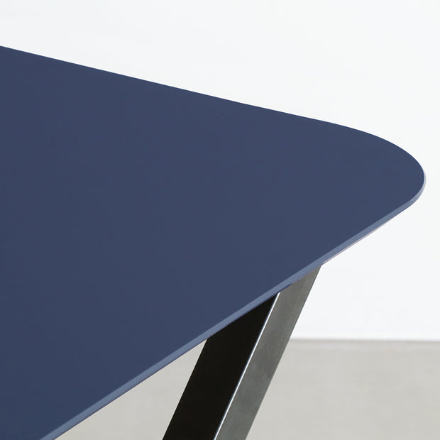KanademonoのFENIXネイビー天板にマットクリア塗装仕上げのXライン鉄脚を組み合わせたテーブル（角）
