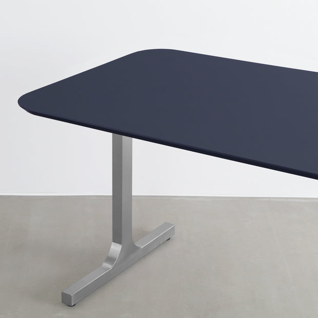 KANADEMONOのナノテクノロジー素材を使用したネイビーのFENIX天板とIラインのステンレス脚を組み合わせた優れた性能と美しさを併せもつ新しいテーブル（天板と脚）