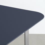 KANADEMONOのナノテクノロジー素材を使用したネイビーのFENIX天板とWラインのステンレス脚を組み合わせた優れた性能と美しさを併せもつ新しいテーブル（角）