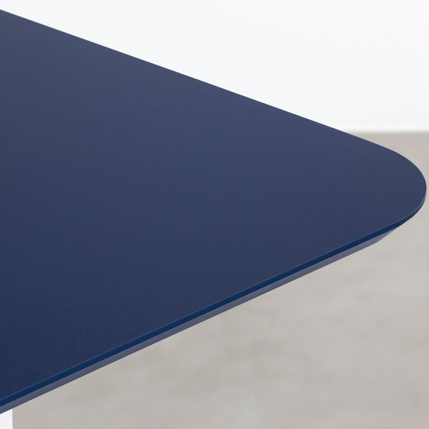 KanademonoのFENIXネイビー天板にホワイトのIライン鉄脚を合わせたテーブル（角）