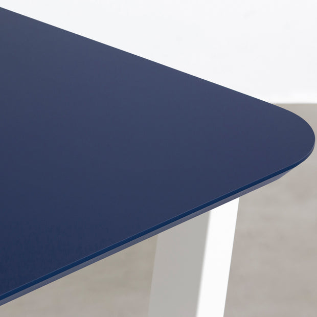 KanademonoのFENIXネイビー天板にホワイトのトラペゾイド鉄脚を合わせたテーブル（角）