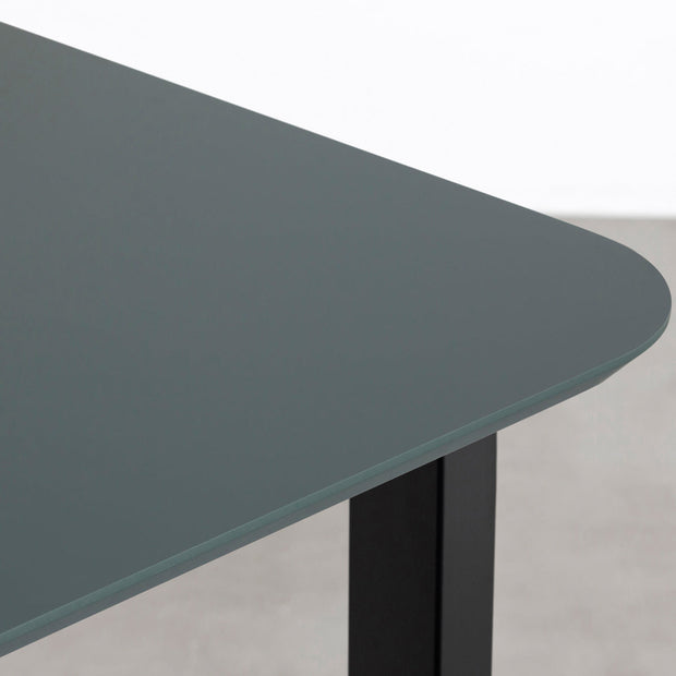 ナノテクノロジー素材を使用したオリーブのFENIX天板とマットブラックのスクエアH70鉄脚を組み合わせた優れた性能と美しさを併せもつ新しいテーブル（天板クローズアップ）
