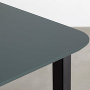 ナノテクノロジー素材を使用したオリーブのFENIX天板とマットブラックのスクエアバー鉄脚を組み合わせた優れた性能と美しさを併せもつ新しいテーブル（天板クローズアップ）