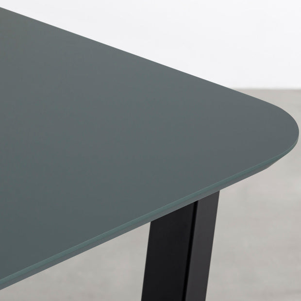 ナノテクノロジー素材を使用したオリーブのFENIX天板とマットブラックのトラぺゾイド鉄脚を組み合わせた優れた性能と美しさを併せもつ新しいテーブル（天板クローズアップ）