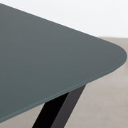ナノテクノロジー素材を使用したオリーブのFENIX天板とマットブラックのX鉄脚を組み合わせた優れた性能と美しさを併せもつ新しいテーブル（天板クローズアップ）