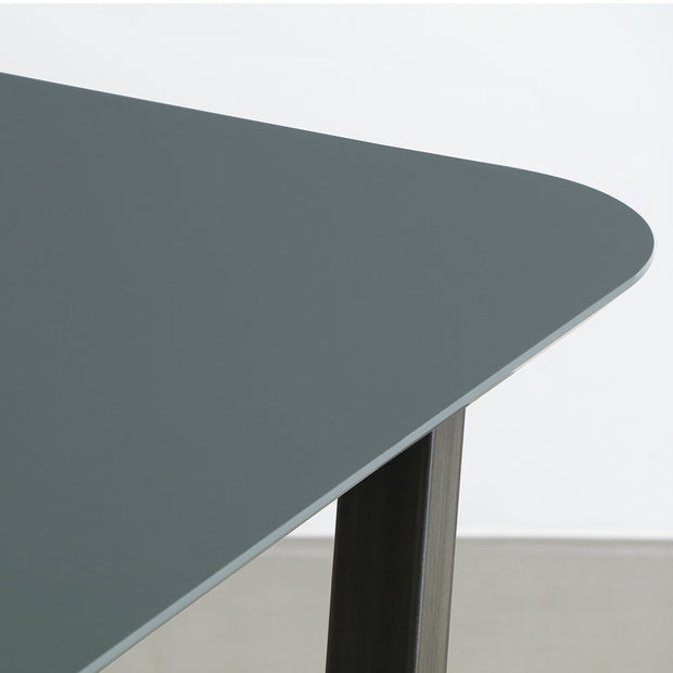 KanademonoのFENIXオリーブ天板にマットクリア塗装仕上げのトラペゾイド鉄脚を組み合わせたテーブル（角）