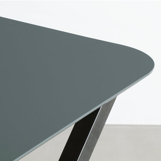 KanademonoのFENIXオリーブ天板にマットクリア塗装仕上げのXライン鉄脚を組み合わせたテーブル（角）