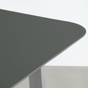 KANADEMONOのFENIX天板オリーブにステンレスベル脚を組み合わせた、優れた性能と美しさを併せもつテーブル（天板）