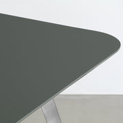 KANADEMONOのFENIX天板オリーブにステンレスフラットピン脚を組み合わせた、優れた性能と美しさを併せもつテーブル（天板）