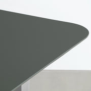 KANADEMONOのFENIX天板オリーブにステンレスI脚を組み合わせた、優れた性能と美しさを併せもつテーブル（天板）