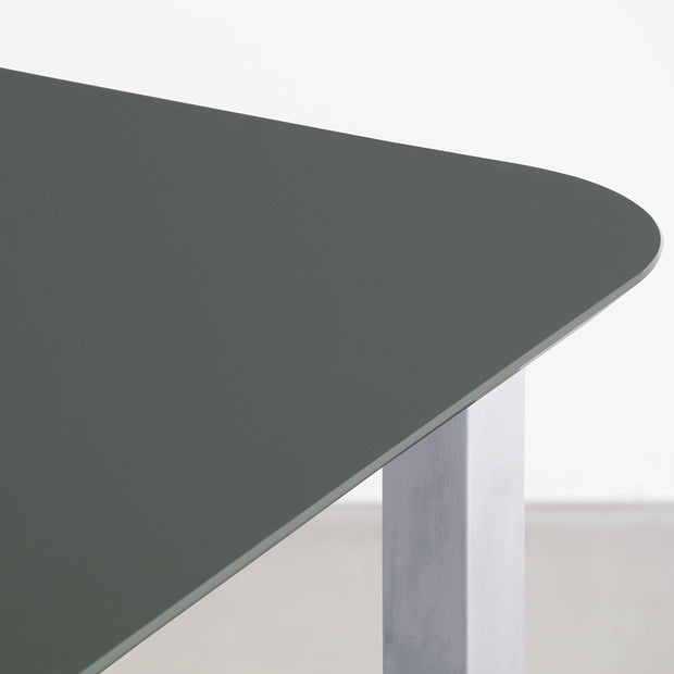 KANADEMONOのFENIX天板オリーブにステンレススクエアバー脚を組み合わせた、優れた性能と美しさを併せもつテーブル（天板）