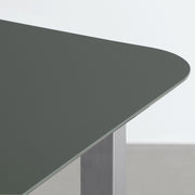 KANADEMONOのFENIX天板オリーブにステンレススクエア脚を組み合わせた、優れた性能と美しさを併せもつテーブル（天板）