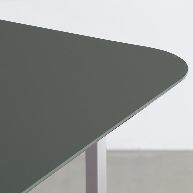 KANADEMONOのFENIX天板オリーブにT脚を組み合わせた、優れた性能と美しさを併せもつテーブル（天板）