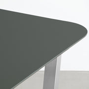 KANADEMONOのFENIX天板オリーブにステンレストラぺゾイド脚を組み合わせた、優れた性能と美しさを併せもつテーブル（天板）