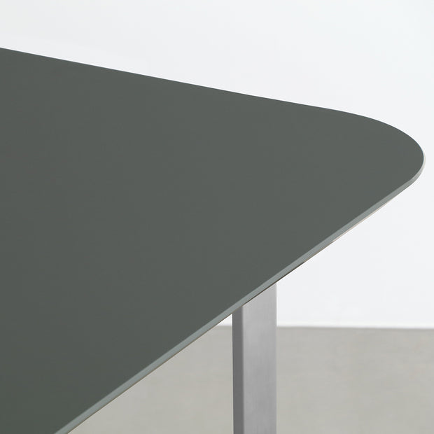 KANADEMONOのFENIX天板オリーブにステンレスW脚を組み合わせた、優れた性能と美しさを併せもつテーブル（天板）