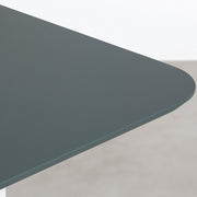 KanademonoのFENIXオリーブ天板にホワイトのIライン鉄脚を合わせたテーブル（角）